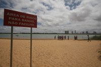 Vereadores acompanham colocação de placas informativas na “Prainha”